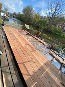 Vlonderplanken worden op de onderbouw gelegd