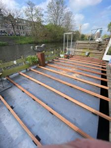 Onderbouw van hardhouten balken op het dek